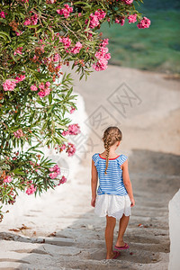 在希腊穿蓝裙子的Cute女孩在Mykonos街上玩得开心校对PortnoyFieldfranceTwitterBARBAR户外连图片