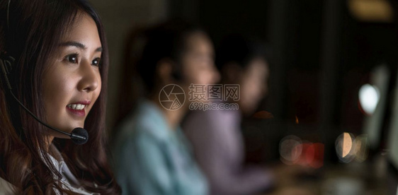 过度劳累亚洲女客户护理服务的肖像在办公室呼叫中心部门工人和加班部与同事一起为成功而团队工作商务人员在办公室工人和超时作上夜值班时图片