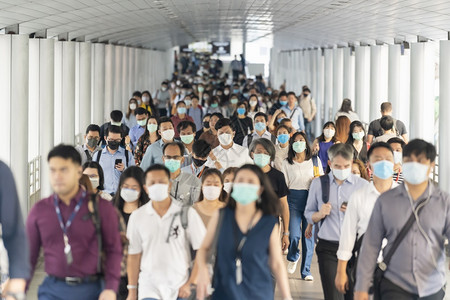 一发即中BangKOKTHAIland泰国20年MAR年曼谷交通业中身戴外科面罩以防止冠状在超时工作日即突发的无法辨认商业人员群严肃的运背景