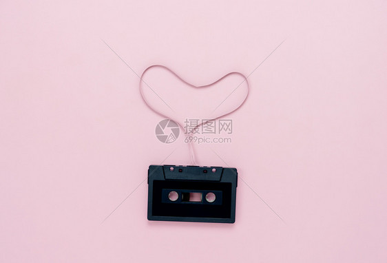 制片人记录音乐器工具表顶端视图音乐器工具的表顶视图概念背景FLatFlat在现代生锈粉红色纸质设计80或9年代时尚设计空间Cop图片