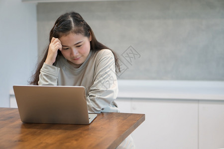 亚洲女在家工作受疾病影响后因工作问题而压力大且工资降低冠状COVID19检疫概念商业快乐的薪水图片