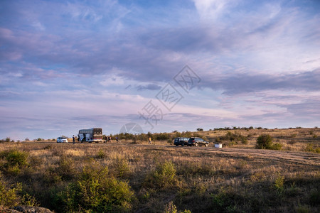 水阿托沃河床靠近乌克兰Nikolaev地区Aktoovo村与Mertvovod河的深花岗峡谷附近的游民们在乌克兰魔鬼谷的一个阳光图片