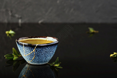 热绿茶碗黑背景的日本茶选择对杯子的关注重回陶瓷蓝杯第二年的东西循环利用文化回收自然图片