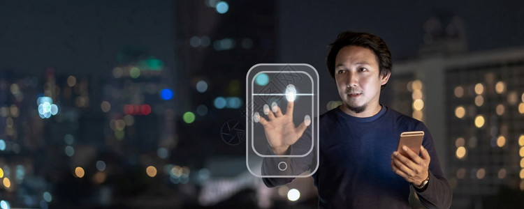 人们认证视觉的利用智能手机在泰国Bhangkok河边金融区地使用带有指纹授权的智能手机作为亚洲创意自由职业者的班员具有职业概念的图片