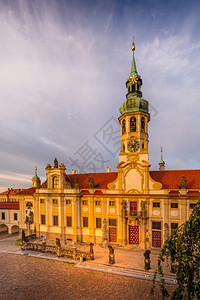 石头黑色的捷克布拉格的KostelNarozeniPane或PrazskaLoreta教堂窗格图片