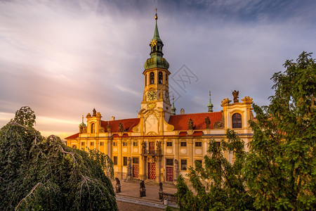 欧洲的捷克布拉格的KostelNarozeniPane或PrazskaLoreta教堂建造正方形图片