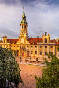 捷克布拉格的KostelNarozeniPane或PrazskaLoreta教堂地标镇灯图片