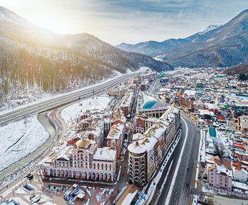 建造树高加索俄罗斯克拉诺达尔边疆区索契滑雪胜地下山谷埃斯托萨多克定居点的鸟瞰图图片