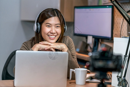 耳机居住拍摄使用技术笔记本电脑的亚洲商业妇女在家办公室工作自由职业和企家摄像机录制伏击者或影响活体社会距离和自我责任感的录像等亚图片