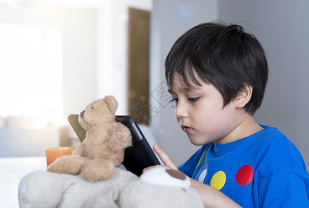 孩子健康冠状使用平板电脑做功课的自孤立儿童在Cvid19锁闭期间使用数字平板上网搜索信息的儿童社会分化电子学习和在线教育b利用数图片