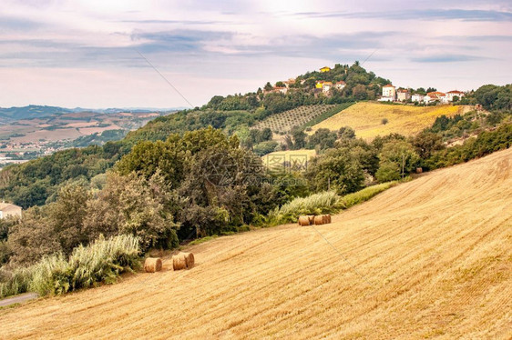 福格利亚斯意大蒙特费尔罗地区Pesaro和Urbino之间山上的一个小村庄BelvederereFogliense的景象旅行外部图片