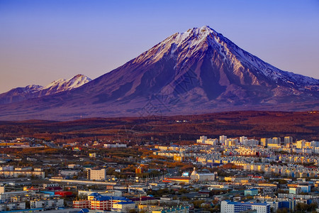 PetropavlovskKamchatsky市和火山的全景选择重点Koryaksky火山Avacha火山Kozelsky火山俄图片