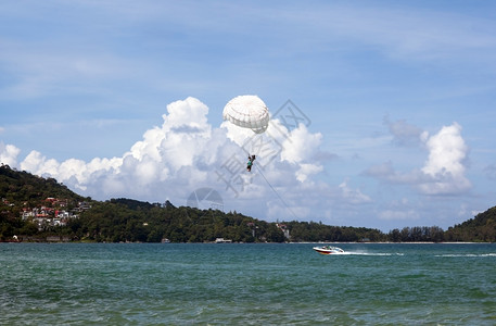自然PhuketPatongFun为勇敢的人们在云中航行飞文化图片