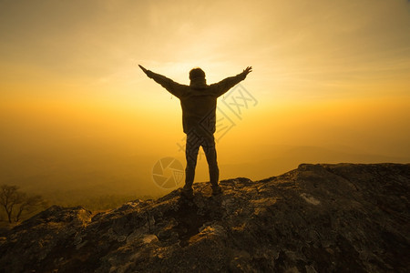 月光的男人站在日落天空中云景成功阳光图片