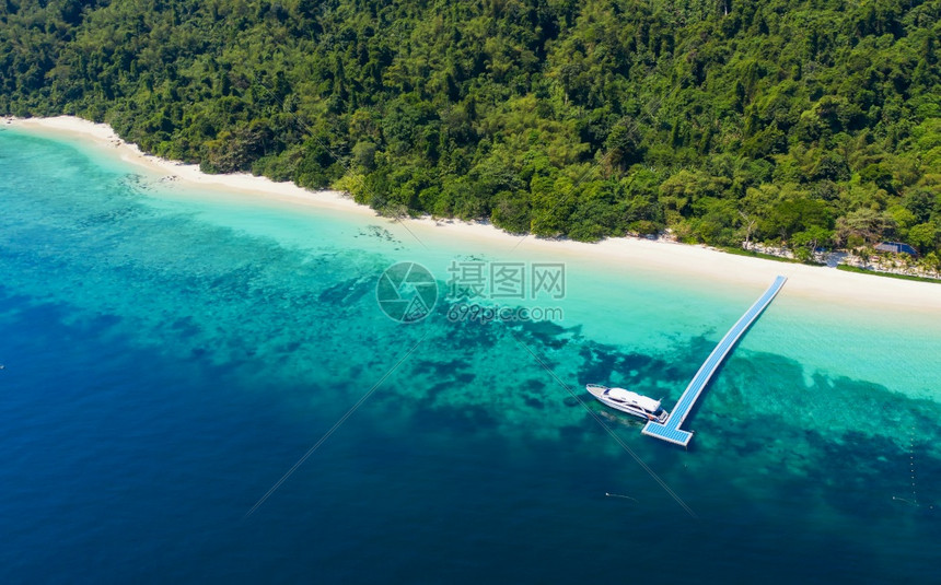 波浪皮艇放松空中观视海浪滩和岩石岸线以及美丽的森林NyaungOoPhee缅甸岛热带海域和缅甸南部岛屿景色旅游点青春图片