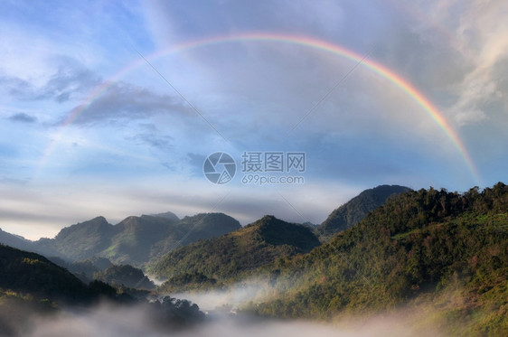 一种光束新鲜的雨后天上有彩虹下面是茶场泰国冬季山广受欢迎的旅游景点和彩虹雾泰国清迈的Angkhang清迈图片