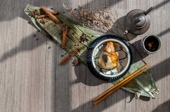棕色的精选著名大米宗济塑造金字塔由碗风格的叶片和用茶著名亚洲人美味的手工食品配送筷子包装成面条土豆龙船节日图片