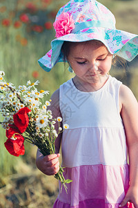 户外夏天在野花田中的可爱小女孩为妈摘春花母亲采摘春花在草地女孩拥有一束鲜花与自然相亲近的时光中圣母树节开支图片