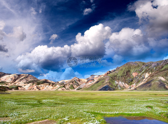 冰岛Landmannalaugar山和岩石在阳光明媚的日子春天兰德曼纳劳格山脉图片