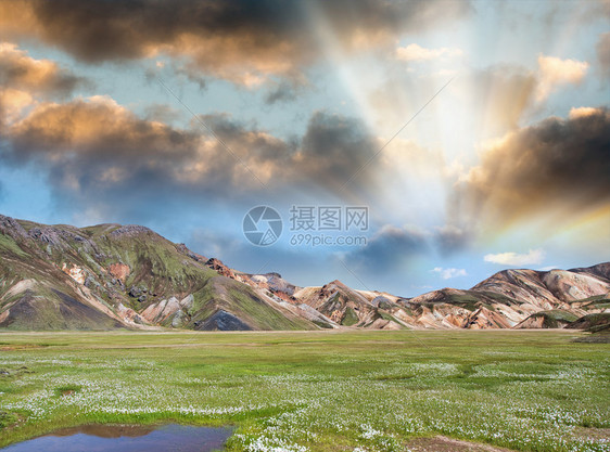 欧洲云冰岛Landmannalaugar山和岩石在阳光明媚的日子一种图片