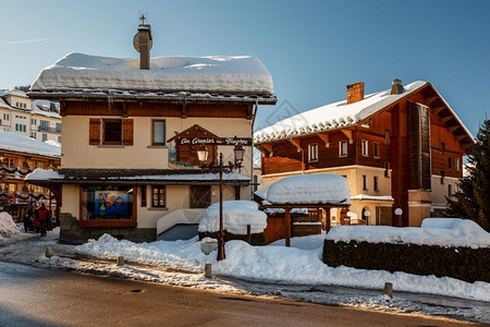 MEGEVE1月0日Megeve村于201年日在法国拥有超过40名居民的因其作为滑雪胜地的受欢迎程度而闻名运动日落它的图片