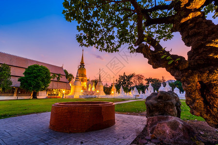 WatSuanDok是日落天空的佛教寺庙是泰国北部清迈旅游区主要景点位于东南亚佛塔公园重大的图片