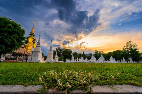 车地夏天公园WatSuanDok是日落天空的佛教寺庙是泰国北部清迈旅游区主要景点位于东南亚图片