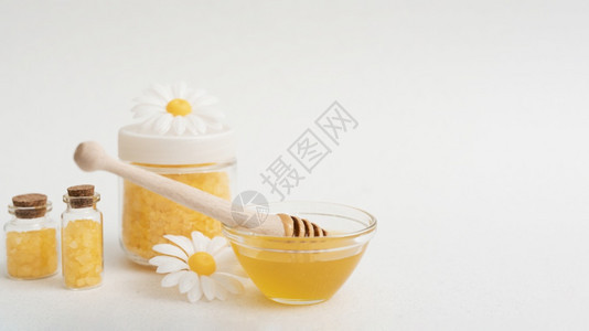 油盐类糕点与蜂蜜白背景的安排图片