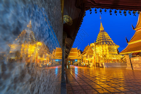 兰纳亚洲宗教的这是泰国古老艺术黄昏夜月光明亮泰国清迈公共场所也风光灿烂在泰国清迈ChiangMai市内TawhraThePhra图片