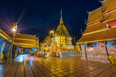 土井笏崇拜这是泰国古老的艺术黄昏夜月光明亮泰国清迈公共场所也风光灿烂在泰国清迈ChiangMai市内TawhraThePhrat图片