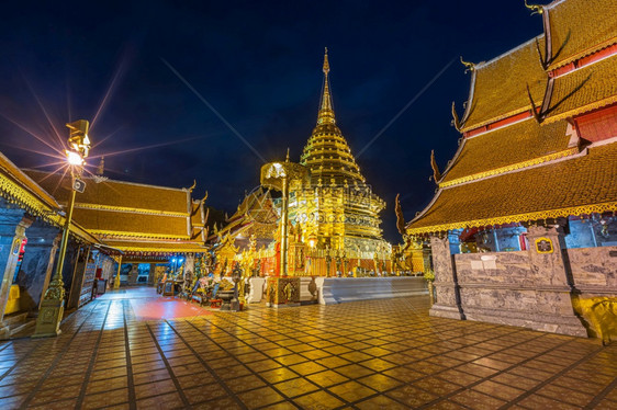 土井笏崇拜这是泰国古老的艺术黄昏夜月光明亮泰国清迈公共场所也风光灿烂在泰国清迈ChiangMai市内TawhraThePhrat图片