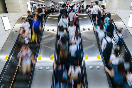 小时在中央区香港地铁交通中心快速移动和商人概念工作之前清晨在高峰时钟的扶梯上行走然后乘地铁交通中心香港区快速移动和商业人员概念零图片