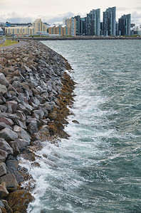 海浪区冰岛雷克雅未的岩石被粉碎海滨图片