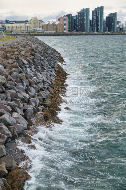 海浪区冰岛雷克雅未的岩石被粉碎海滨图片