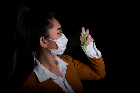 防毒面具手用塑料瓶或抗细菌的酒精喷洒防止黑本菌种传播她们戴着呼吸