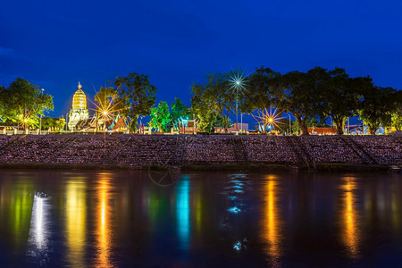 佛教南河上的灯光和泰国PrangWatPhraSiRattanaMaha的Chedi南河上也有座谈晚在泰国Phitsanulok图片