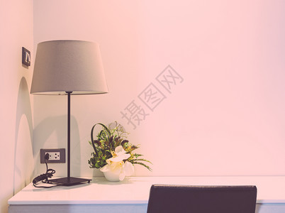 活的当代在旅馆房间配有桌灯的木质工作卧室内过滤式粉红色音图像图片