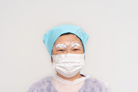 美容师微阴影由Eyebrow纹身诊所或Eyebrow刺绣诊所的医生专家为亚洲妇女做眉毛刺青时使用COVID19预防政策用面具和罩图片