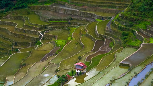 旅行在米田边附近的村庄房屋惊人的抽象纹理天空在菲律宾伊富果省巴瑙埃水中闪烁多彩的反光地标射图片