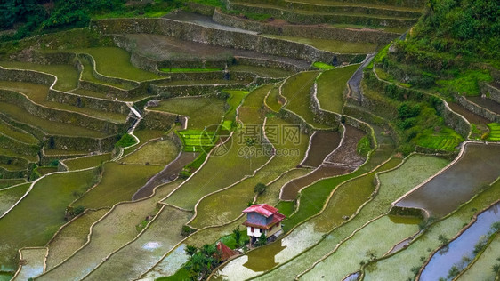 旅行在米田边附近的村庄房屋惊人的抽象纹理天空在菲律宾伊富果省巴瑙埃水中闪烁多彩的反光地标射图片