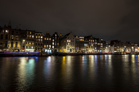 屋历史日落时在荷兰阿姆斯特丹尔市风景街道图片