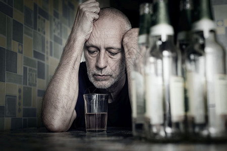 瓜拉纳皮肖像绝望的男人陷入萧条成为酗酒和悲惨的鬼他成瘾导致陷入孤独和贫穷的境地他没有希望可能地伤心设计图片