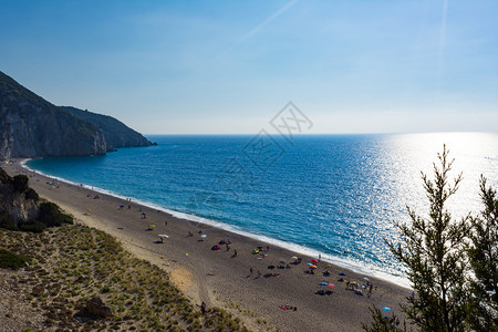热带2016年8月3日希腊米洛斯海滩列夫卡达岛沙是纯白色的海水是绿的海滩在希腊利夫卡达阿希奥斯尼基塔密洛海滩岭岸图片