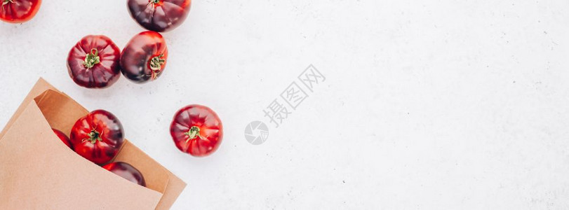 成熟嘲笑制作西红柿MarAzul在白木桌背景上复制空间小屋烹饪概念模拟博客或食谱的壁画校对Portnoy纸图片