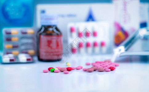 禁忌症盒布洛芬在模糊的药托瓶子和胶囊中用彩色药剂店的背景保健和用于治疗疾病药物的使用品工业医制图片