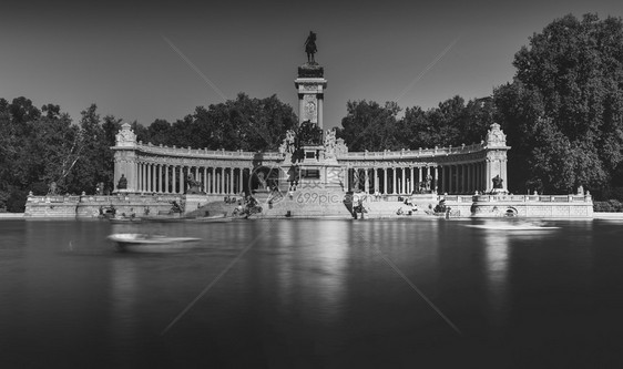 运动西班牙马德里的阿方索十二世纪念碑对面的人在船上单色长时间曝光该公园被称为西班牙马德里的宜人静修公园delBuenRetiro图片