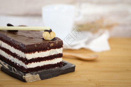 食谱陶瓷制品盘子巧克力蛋糕和白奶油在木制桌上关闭写作空间图片