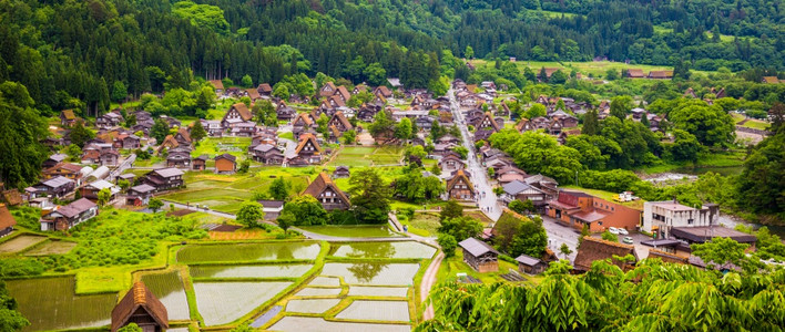 天空Gokayama因其传统的Gasshozukuri房屋而被列入教科文组织世界遗产名单校对PortnoramAgroama日本图片