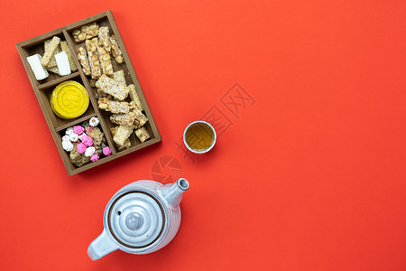 桌子庆祝中文是指富美乐桌顶端观月新年假期概念背景Flat在红背景和复制空间的木篮茶杯中做甜点躺着图片