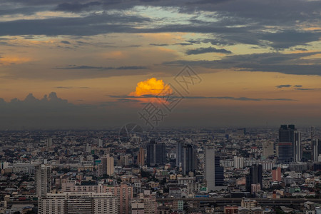 金的曼谷泰国日落前20年7月5日曼谷市风景为准备等待未来一天的强烈感觉创造出充满活力的感觉天气空图片